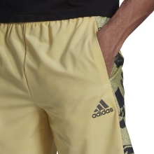 adidas Freizeit-Sporthose Essentials BrandLove Woven Shorts gelb Herren